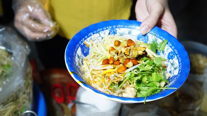 Mì hến Thay vì cơm, bạn có thể thay đổi khẩu vị bằng mì hến. Thành phần của món ăn cũng tương tự như cơm hến. Món ăn còn được phục vụ kèm một chén nước hến nóng hổi. Giá của một tô mì hến cũng từ 20.000 đồng. Địa chỉ gợi ý: khu ẩm thực dưới chân cầu Tràng Tiền, đường Vĩnh Lộc, Trần Phú, Hàn Mặc Tử. Mì hến Thay vì cơm, bạn có thể thay đổi khẩu vị bằng mì hến. Thành phần của món ăn cũng tương tự như cơm hến. Món ăn còn được phục vụ kèm một chén nước hến nóng hổi. Giá của một tô mì hến cũng từ 20.000 đồng. Địa chỉ gợi ý: khu ẩm thực dưới chân cầu Tràng Tiền, đường Vĩnh Lộc, Trần Phú, Hàn Mặc Tử.