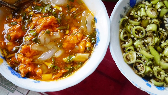 Bánh canh Nam Phổ Không được bán nhiều như cơm hến hoặc bún bò, nhưng bánh canh cua của người làng Nam Phổ (huyện Phú Vang, Thừa Thiên - Huế) vẫn được lòng nhiều du khách. Món ăn có màu đỏ đặc trưng của hạt điều, nước dùng sánh ẩn hiện bên trong là thịt cua và tôm. Tại Huế, các quán ăn đều có hẳn một tô nước mắm ớt đặc trưng để ăn kèm. Thực khách có thể tự tay thêm thắt theo khẩu vị. Địa chỉ gợi ý: quán ăn trên đường Phạm Hồng Thái hoặc Nguyễn Công Trứ. Bánh canh Nam Phổ Không được bán nhiều như cơm hến hoặc bún bò, nhưng bánh canh cua của người làng Nam Phổ (huyện Phú Vang, Thừa Thiên - Huế) vẫn được lòng nhiều du khách. Món ăn có màu đỏ đặc trưng của hạt điều, nước dùng sánh ẩn hiện bên trong là thịt cua và tôm. Tại Huế, các quán ăn đều có hẳn một tô nước mắm ớt đặc trưng để ăn kèm. Thực khách có thể tự tay thêm thắt theo khẩu vị. Địa chỉ gợi ý: quán ăn trên đường Phạm Hồng Thái hoặc Nguyễn Công Trứ.