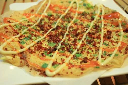 Đến từ xứ lạnh Đà Lạt nên bánh tráng nướng luôn đứng đầu danh sách những món ăn yêu thích của nhiều người Sài Gòn mỗi khi trời mưa. Vị cay của tương ớt pha lẫn cảm giác béo béo từ sốt mayonnaise trong chiếc bánh tráng trứng nướng nóng hổi sẽ làm dạ dày bạn thỏa mãn giữa những ngày trời trở gió. Ảnh: ameovat Đến từ xứ lạnh Đà Lạt nên bánh tráng nướng luôn đứng đầu danh sách những món ăn yêu thích của nhiều người Sài Gòn mỗi khi trời mưa. Vị cay của tương ớt pha lẫn cảm giác béo béo từ sốt mayonnaise trong chiếc bánh tráng trứng nướng nóng hổi sẽ làm dạ dày bạn thỏa mãn giữa những ngày trời trở gió. Ảnh: ameovat