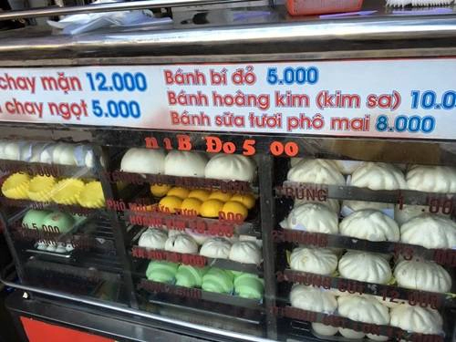 Cách nạp năng lượng khác nhanh, gọn, lẹ khi mắc mưa là tấp vào hàng bánh bao ven đường. Chiếc bánh bao nhân thịt nóng hổi sẽ giúp bạn lấp đầy dạ dày ngay tức khắc. Bánh bao Sài Gòn rất đa dạng, nhất là ở khu người Hoa, quận 5 với giá cả 5.000 - 25.000 đồng tùy loại. Cách nạp năng lượng khác nhanh, gọn, lẹ khi mắc mưa là tấp vào hàng bánh bao ven đường. Chiếc bánh bao nhân thịt nóng hổi sẽ giúp bạn lấp đầy dạ dày ngay tức khắc. Bánh bao Sài Gòn rất đa dạng, nhất là ở khu người Hoa, quận 5 với giá cả 5.000 - 25.000 đồng tùy loại.