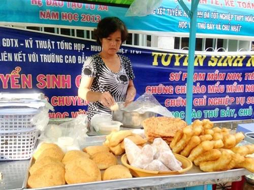 Bánh tiêu chiên béo béo, thơm mùi mè là lựa chọn số 1 cho những ngày se se lạnh. Được chiên ngập dầu nhưng nếu kết hợp món này với sữa đậu nành nóng, bánh tiêu lại không gây cảm giác ngán. Bánh tiêu chiên béo béo, thơm mùi mè là lựa chọn số 1 cho những ngày se se lạnh. Được chiên ngập dầu nhưng nếu kết hợp món này với sữa đậu nành nóng, bánh tiêu lại không gây cảm giác ngán.