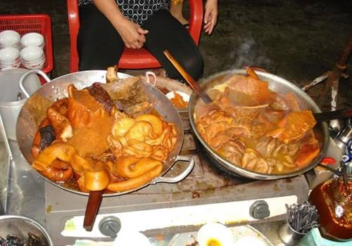 Phá lấu bò - món ăn đặc trưng của dân Sài Thành - trở nên vô cùng hấp dẫn vào những ngày lạnh. Nội tạng bò được chế biến theo phong cách người Hoa, luôn đặt trên bếp lửa nóng. Khi ăn, thực khách nêm thêm một ít mắm me mặn mặn chua chua, chấm với bánh mì là đủ cho một bữa tối no nê, ấm áp. Ảnh: binhtinh Phá lấu bò - món ăn đặc trưng của dân Sài Thành - trở nên vô cùng hấp dẫn vào những ngày lạnh. Nội tạng bò được chế biến theo phong cách người Hoa, luôn đặt trên bếp lửa nóng. Khi ăn, thực khách nêm thêm một ít mắm me mặn mặn chua chua, chấm với bánh mì là đủ cho một bữa tối no nê, ấm áp. Ảnh: binhtinh