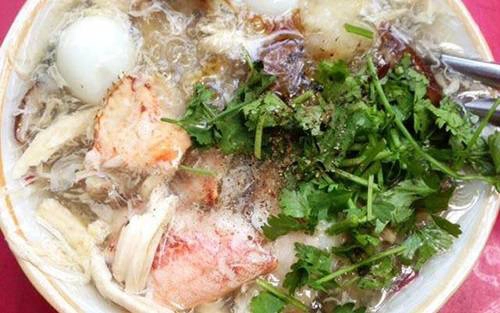 Súp cua - món ăn kinh điển sau giờ làm việc của giới văn phòng - trở nên hấp dẫn hơn trong những đêm mưa gió. Còn gì tuyệt vời hơn việc xì xụp húp chén súp nóng hổi, béo ngậy, đầy ắp thịt cua, trứng cút, trứng bắc thảo... dưới mái hiên một quán gánh trong hẻm nhỏ ở Sài Gòn. Súp cua - món ăn kinh điển sau giờ làm việc của giới văn phòng - trở nên hấp dẫn hơn trong những đêm mưa gió. Còn gì tuyệt vời hơn việc xì xụp húp chén súp nóng hổi, béo ngậy, đầy ắp thịt cua, trứng cút, trứng bắc thảo... dưới mái hiên một quán gánh trong hẻm nhỏ ở Sài Gòn.