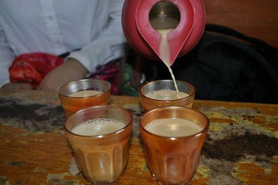 Món trà ngọt của Lhasa được pha chế từ trà đen nóng, sữa tươi hoặc sữa bột, và đường Món trà ngọt của Lhasa được pha chế từ trà đen nóng, sữa tươi hoặc sữa bột, và đường