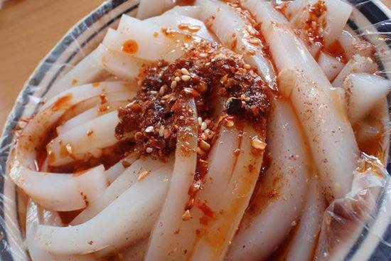 Cái ngon của mỳ nguội là vị cay của tương ớt. Cái ngon của mỳ nguội là vị cay của tương ớt.