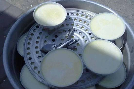 Sữa chua của Tây Tạng phân làm hai loại, "Đủ Tuyết" làm từ sữa tươi đã chế bơ, và "Thiếu Tuyết" làm từ sữa tươi chưa chế bơ. Sữa chua của Tây Tạng phân làm hai loại, "Đủ Tuyết" làm từ sữa tươi đã chế bơ, và "Thiếu Tuyết" làm từ sữa tươi chưa chế bơ.