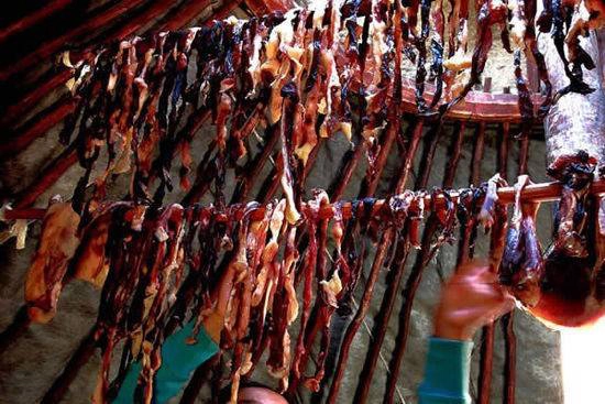 Cứ tới cuối năm, khi nhiệt độ xuống dưới 0 độ C, người dân Tây Tạng lại mang thịt dê cắt thành từng dải, phơi ở nơi râm mát thoáng khí, để gió thổi cho khô tự nhiên, đến khoảng tháng 2, 3 năm tiếp theo là có thể ăn. Cứ tới cuối năm, khi nhiệt độ xuống dưới 0 độ C, người dân Tây Tạng lại mang thịt dê cắt thành từng dải, phơi ở nơi râm mát thoáng khí, để gió thổi cho khô tự nhiên, đến khoảng tháng 2, 3 năm tiếp theo là có thể ăn.