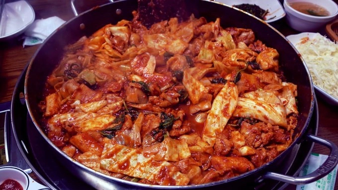Dak galbi là món gà xào nổi tiếng ở phía đông bắc thành phố Chuncheon, gồm bắp cải, bánh gạo, hành tây, tỏi tây và khoai lang nấu với nước sốt cay hơi ngọt được làm từ ớt bột, nước tương và nghệ. Chảo gà nấu nóng hổi, cay xè và đậm vị khiến bạn có cảm giác như đây là món ăn tổng hợp tất cả các loại thực phẩm xứ kim chi.  Địa chỉ gợi ý:Dak Galbi, 77 Human-ro, Hupyeong 3-dong, Chuncheon