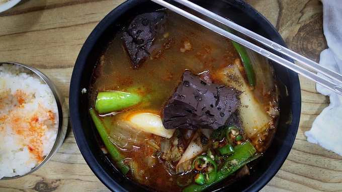 Mỗi sáng bạn sẽ bắt gặp nhiều người xếp hàng bên ngoài một nhà hàng gia đình trong chợ Sin-Sijang phía đông thành phố Andong. Quán ăn chỉ phục vụ món duy nhất là Seonji gukbap – canh tiết bò hầm với gạo, tỏi và ớt bột, được cho là khá giàu dinh dưỡng.  Địa chỉ gợi ý: Okya restaurant, 307 Ogya-dong, Andong, Gyeongsangbuk-do.