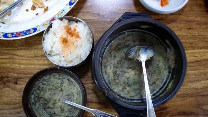 White House tại thị trấn Naju, phía đông nam Hàn Quốc là nhà hàng lâu đời nổi tiếng về món gomtang. Canh thịt bò gomtang được hầm rất lâu nên nước canh không chỉ ngọt mà còn trong. Canh đựng trong những bát đá nóng gồm thịt ức bò, cơm, hành lá và trứng thái sợi còn bốc khói nghi ngút khi bê ra cho khách.  Địa chỉ: White House, 48-17 Jungang-dong, Naju, Jeollanam-do.