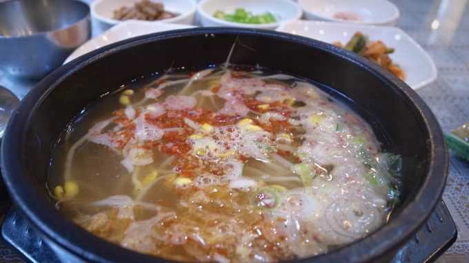 Jeonju được ví như kinh đô ẩm thực của Hàn Quốc, và một trong những món ăn nổi tiếng nhất tại đây là món kongnamul gukbap – canh giá đỗ. Món canh được phục vụ trong bát đá nóng, thường đi kèm với 2 trứng gà, kimchi… có tác dụng hồi sức, giúp cơ thể tỉnh tảo rất tốt. Nếu du khách bị say xe hay hơi quá chén thì món canh kongnamul gukbap sẽ là một giải pháp cực kỳ hữu ích.  Địa chỉ gợi ý: Hyundai-ok restaurant - Nambu market 2-74, Wansan-gu, Jeonju, Jeollabuk-do.