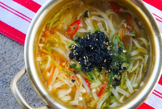 Thố kalguksu nóng hổi với sợi mỳ dày cực kỳ ngon làm từ bột mỳ, trứng và bột đậu nành giúp bạn ấm bụng ngay tức khắc. Sợi mỳ kalguksu không được ép hay kéo mà cắt bằng dao, dai húp với nước súp đậm đà, đã miệng.  Địa chỉ gợi ý: Geum-Ak Kalguksu, 12-6, Daehak-gil, Gangneung, Gangwon-do.