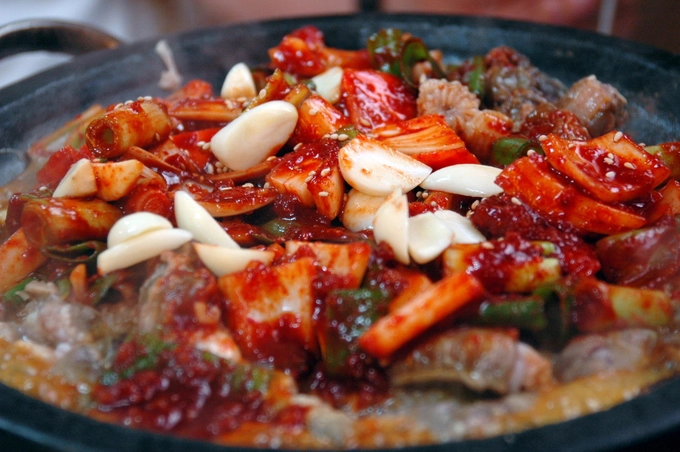 Kkomjangeo hay còn gọi là cá mút đá nướng ở chợ cá Jagalchi phía đông nam Busan là món ăn mà du khách phải nếm thử khi đến thành phố biển này. Thực chất, ban đầu loại cá này không phải là món ăn phổ biến của người Hàn Quốc, thịt của nó thường bị bỏ đi nhưng người Busan thì đã tẩm ướp, nướng hoặc xào và cho ra đời món ăn đặc sản như bây giờ.  Địa chỉ gợi ý: Jagalchi Market, 52 Jagalchihaean-ro, Nampo-dong, Jung-gu, Busan.