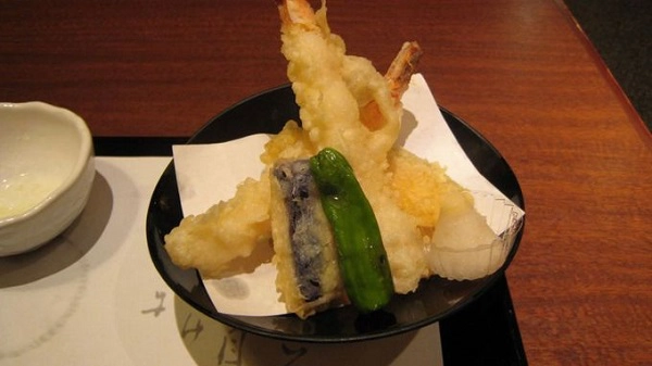 Tempura Người Okinawa rất yêu thích món chiên nổi tiếng này. Trong các nhà hàng địa phương thường dùng những nguyên liệu phổ biến như khoai lang tím, mướp đắng, tôm, nấm, cà tím để chế biến tempura. Một loại tempura khác phổ biến ở Okinawa là làm từ rong biển nâu có tên mozuku. Tempura Người Okinawa rất yêu thích món chiên nổi tiếng này. Trong các nhà hàng địa phương thường dùng những nguyên liệu phổ biến như khoai lang tím, mướp đắng, tôm, nấm, cà tím để chế biến tempura. Một loại tempura khác phổ biến ở Okinawa là làm từ rong biển nâu có tên mozuku.