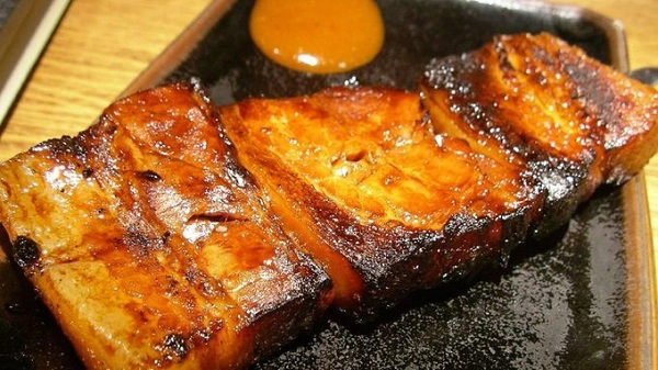 Rafute Đây là một món ăn làm từ mimigaa (phần thịt tai heo) và chiragaa (phần da mặt heo). Những miếng thịt làm rafute được nấu nhừ với nước tương, đường nâu tạo màu hấp dẫn. Món này thực chất có nguồn gốc từ Trung Quốc nhưng được "biến tấu" thành nhiều phiên bản khác nhau trên khắp châu Á. Rafute ở Okinawa vừa có vị mặn và ngọt, mềm tới mức có thể tan chảy trong miệng. Ngoài ra, rafute còn là món ăn cùng với mì soba. Rafute Đây là một món ăn làm từ mimigaa (phần thịt tai heo) và chiragaa (phần da mặt heo). Những miếng thịt làm rafute được nấu nhừ với nước tương, đường nâu tạo màu hấp dẫn. Món này thực chất có nguồn gốc từ Trung Quốc nhưng được "biến tấu" thành nhiều phiên bản khác nhau trên khắp châu Á. Rafute ở Okinawa vừa có vị mặn và ngọt, mềm tới mức có thể tan chảy trong miệng. Ngoài ra, rafute còn là món ăn cùng với mì soba.