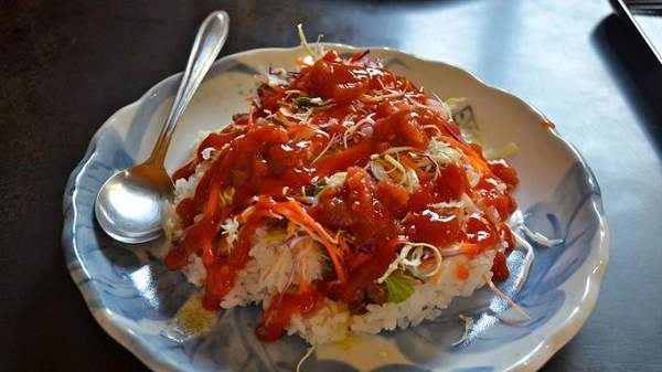 Cơm Taco Thực khách tới Okinawa sẽ thấy cơm taco - món kèm với thịt bò, phomat, salad, sốt cà chua. Thực khách cũng có thể gọi đây là một loại salad taco phiên bản Okinawa để so sánh với taco phương tây. Đây là một trong những kiểu nấu cơm không chỉ phổ biến ở các nhà hàng Okinawa mà cả nhiều nơi khác tại Nhật Bản. Cơm Taco Thực khách tới Okinawa sẽ thấy cơm taco - món kèm với thịt bò, phomat, salad, sốt cà chua. Thực khách cũng có thể gọi đây là một loại salad taco phiên bản Okinawa để so sánh với taco phương tây. Đây là một trong những kiểu nấu cơm không chỉ phổ biến ở các nhà hàng Okinawa mà cả nhiều nơi khác tại Nhật Bản.