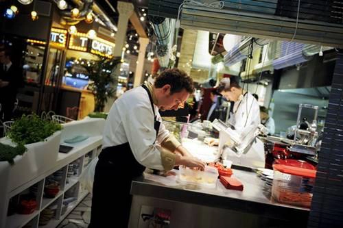 Đầu bếp nổi tiếng thế giới Ferran Adria chế biến món ăn tại Tickets