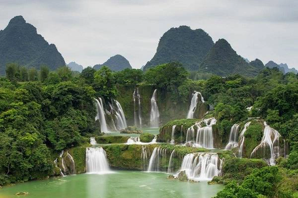 2. Thác Bản Giốc: Thác Bản Giốc được đánh giá là thác lớn thứ 4 trên thế giới. Thác nước này thuộc xã Ðàm Thủy, huyện Trùng Khánh, tỉnh Cao Bằng gồm hai phần: phần phía nam gọi là thác cao, lượng nước không nhiều, thác Thấp nằm ở biên giới giữa hai nước Việt và Trung nằm ở phía Bắc. Phần thác Thấp rộng khoảng 100 m, cao 70 m và sâu 60 m, giữa thác có mô đất phủ đầy cây, cắt xẻ dòng thác thành ba luồng chính. Nhìn từ xa thác như một tấm lụa trắng xóa đươc bao phủ bởi thảm thực vật bìa rừng vô cùng tuyệt đẹp như chốn tiên cảnh. Ảnh: Dulichtaynguyen. 2. Thác Bản Giốc: Thác Bản Giốc được đánh giá là thác lớn thứ 4 trên thế giới. Thác nước này thuộc xã Ðàm Thủy, huyện Trùng Khánh, tỉnh Cao Bằng gồm hai phần: phần phía nam gọi là thác cao, lượng nước không nhiều, thác Thấp nằm ở biên giới giữa hai nước Việt và Trung nằm ở phía Bắc. Phần thác Thấp rộng khoảng 100 m, cao 70 m và sâu 60 m, giữa thác có mô đất phủ đầy cây, cắt xẻ dòng thác thành ba luồng chính. Nhìn từ xa thác như một tấm lụa trắng xóa đươc bao phủ bởi thảm thực vật bìa rừng vô cùng tuyệt đẹp như chốn tiên cảnh. Ảnh: Dulichtaynguyen.