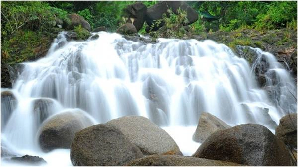 4. Thác Thủy Tiên: Nằm trên địa phận tỉnh Đăk Lăk, thác Thủy Tiên còn có tên gọi khác là thác Ba Tầng thuộc xã Ea Puk, huyện Krông Năng. Trong nhiều thác nước tại Đăk Lăk thì đây là một trong những thác nước có phong cảnh đẹp, nên thơ như một bức tranh sơn dầu. Thác có ba tầng nước cùng khung cảnh thiên nhiên hùng vĩ, hoang sơ kết hợp với nhiều khối đá hình thù độc đáo, các rễ cây đan vào nhau khiến nhiều người thích thú reo lên khi nhìn cảnh tượng lạ mắt này. Sự kết hợp giữa ba tầng nước khiến Thủy Tiên trở thành một địa danh không thể bỏ qua của du khách. Tầng thứ nhất hẹp, độ dốc cao với nhiều bậc lên xuống, tầng thứ hai trải rộng cùng nhiều bậc đá, tầng thứ ba chảy từ trên cao, bọt tung trắng xóa như một áng mây trôi giữa nền cây lá xanh thẳm. Ảnh: Dulichngamdoi. 4. Thác Thủy Tiên: Nằm trên địa phận tỉnh Đăk Lăk, thác Thủy Tiên còn có tên gọi khác là thác Ba Tầng thuộc xã Ea Puk, huyện Krông Năng. Trong nhiều thác nước tại Đăk Lăk thì đây là một trong những thác nước có phong cảnh đẹp, nên thơ như một bức tranh sơn dầu. Thác có ba tầng nước cùng khung cảnh thiên nhiên hùng vĩ, hoang sơ kết hợp với nhiều khối đá hình thù độc đáo, các rễ cây đan vào nhau khiến nhiều người thích thú reo lên khi nhìn cảnh tượng lạ mắt này. Sự kết hợp giữa ba tầng nước khiến Thủy Tiên trở thành một địa danh không thể bỏ qua của du khách. Tầng thứ nhất hẹp, độ dốc cao với nhiều bậc lên xuống, tầng thứ hai trải rộng cùng nhiều bậc đá, tầng thứ ba chảy từ trên cao, bọt tung trắng xóa như một áng mây trôi giữa nền cây lá xanh thẳm. Ảnh: Dulichngamdoi.