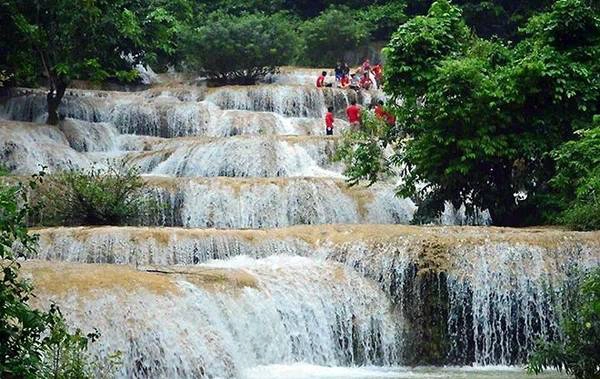 5. Thác Mây: Thác Mây thuộc xã Thạch Lâm, huyện Thạch Thành, tỉnh Thanh Hóa - là thác với những câu chuyện tình yêu đầy lãng mạn nên có dịp bạn đừng quên ghé qua đây. Thác Mây có độ cao 100 m, đổ xuống qua 9 bậc thác gối lên nhau tạo nên những dải nước mềm mại uốn lượn đẹp đến từng phút giây. Thác còn có tương truyền về câu chuyện 9 nàng tiên xuống đây tắm, mỗi nàng tiên để lại một dấu chân và chính là 9 bậc thác, tượng trưng cho “Chín bậc tình yêu”. Vì vậy nhiều đôi lứa yêu nhau rủ nhau lên thác Mây tắm thì tình yêu sẽ ngày càng nồng thắm và nên duyên vợ chồng. Ảnh: Thethaovanhoa. 5. Thác Mây: Thác Mây thuộc xã Thạch Lâm, huyện Thạch Thành, tỉnh Thanh Hóa - là thác với những câu chuyện tình yêu đầy lãng mạn nên có dịp bạn đừng quên ghé qua đây. Thác Mây có độ cao 100 m, đổ xuống qua 9 bậc thác gối lên nhau tạo nên những dải nước mềm mại uốn lượn đẹp đến từng phút giây. Thác còn có tương truyền về câu chuyện 9 nàng tiên xuống đây tắm, mỗi nàng tiên để lại một dấu chân và chính là 9 bậc thác, tượng trưng cho “Chín bậc tình yêu”. Vì vậy nhiều đôi lứa yêu nhau rủ nhau lên thác Mây tắm thì tình yêu sẽ ngày càng nồng thắm và nên duyên vợ chồng. Ảnh: Thethaovanhoa.