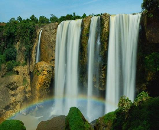 8. Thác Bảo Đại: Mang tên một vị vua của nước ta thời Phong Kiến, thác Bảo Đại mạnh mẽ qua thời gian với những dòng nước chảy ầm ầm, bọt tung trắng xóa tạo một khung cảnh thiên nhiên hết sức hùng vĩ, hoang sơ mang đến cảm giác riêng cho mỗi người đến đây. Dòng thác chia thành ba nhánh, làm rung động cả một vùng rừng núi. Những tia nước đuổi nhau dưới ánh nắng tạo thành cầu vòng đẹp mê hồn khiến ai chứng kiến cũng phải thích thú reo lên. Ảnh: Vietnamheritage. 8. Thác Bảo Đại: Mang tên một vị vua của nước ta thời Phong Kiến, thác Bảo Đại mạnh mẽ qua thời gian với những dòng nước chảy ầm ầm, bọt tung trắng xóa tạo một khung cảnh thiên nhiên hết sức hùng vĩ, hoang sơ mang đến cảm giác riêng cho mỗi người đến đây. Dòng thác chia thành ba nhánh, làm rung động cả một vùng rừng núi. Những tia nước đuổi nhau dưới ánh nắng tạo thành cầu vòng đẹp mê hồn khiến ai chứng kiến cũng phải thích thú reo lên. Ảnh: Vietnamheritage.