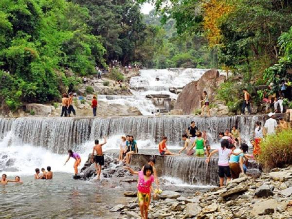 9. Thác Yang Bay: Thác Yang Bay thuộc xã Khánh Phú, huyện Khánh Vĩnh, thành phố Nha Trang là một trong những thác đặc biệt nhất Việt Nam mà không nơi nào có được bởi thác được chia làm hai dòng: một nóng, một lạnh. Điều này khiến bao du khách thích thú, tìm đến đây để khám phá và chứng kiến cảnh tượng lạ mắt này. Hai bên bờ suối, những tảng đá to nhiều hình thù được bao bọc bởi những tán rừng nguyên sinh xanh mát kết hợp với những dốc khác nhau do dòng thác tạo ra khiến khung cảnh lung linh, huyền ảo. Ảnh: Laodong. 9. Thác Yang Bay: Thác Yang Bay thuộc xã Khánh Phú, huyện Khánh Vĩnh, thành phố Nha Trang là một trong những thác đặc biệt nhất Việt Nam mà không nơi nào có được bởi thác được chia làm hai dòng: một nóng, một lạnh. Điều này khiến bao du khách thích thú, tìm đến đây để khám phá và chứng kiến cảnh tượng lạ mắt này. Hai bên bờ suối, những tảng đá to nhiều hình thù được bao bọc bởi những tán rừng nguyên sinh xanh mát kết hợp với những dốc khác nhau do dòng thác tạo ra khiến khung cảnh lung linh, huyền ảo. Ảnh: Laodong.