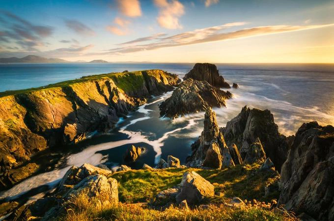 Đạp xe trên bờ biển Đại Tây Dương ở Ireland Tuyến đường chạy quanh bờ biển Đại Tây Dương ở Ireland dài hơn 640 km, với khá nhiều tour du lịch. Ông Paul Easto, đồng sáng lập một công ty du lịch khai thác địa điểm này, chia sẻ: "Hãy bắt tay vào thử thách thể lực này để nhìn ngắm những bãi biển đẹp nhất vùng Emerald Isle (tên gọi thi ca của Ireland). Đây sẽ là cuộc phiêu lưu đáng kinh ngạc nhất của bạn và người đồng hành". Chuyến đi này trung bình kéo dài 12 ngày. Du khách sẽ đi qua 3 công viên quốc gia và 8 quận của Ireland, bắt đầu từ Mizen Head, điểm cực nam của hòn đảo. Khi đến đây, du khách sẽ được ngắm nhìn bờ biển đá vùng Connemara, toàn cảnh Đại Tây Dương đầy ấn tượng ở Sky Road và ghé thăm hai vịnh hẹp băng giá của Ireland trước khi đến Malin Head, điểm cực bắc của đảo quốc này. Mũi đá Malin Head có hình thù kỳ lạ, từng xuất hiện trong bộ phim "Star Wars: The Last Jedi". Ảnh: Rafal Rozalski. Đạp xe trên bờ biển Đại Tây Dương ở Ireland Tuyến đường chạy quanh bờ biển Đại Tây Dương ở Ireland dài hơn 640 km, với khá nhiều tour du lịch. Ông Paul Easto, đồng sáng lập một công ty du lịch khai thác địa điểm này, chia sẻ: "Hãy bắt tay vào thử thách thể lực này để nhìn ngắm những bãi biển đẹp nhất vùng Emerald Isle (tên gọi thi ca của Ireland). Đây sẽ là cuộc phiêu lưu đáng kinh ngạc nhất của bạn và người đồng hành". Chuyến đi này trung bình kéo dài 12 ngày. Du khách sẽ đi qua 3 công viên quốc gia và 8 quận của Ireland, bắt đầu từ Mizen Head, điểm cực nam của hòn đảo. Khi đến đây, du khách sẽ được ngắm nhìn bờ biển đá vùng Connemara, toàn cảnh Đại Tây Dương đầy ấn tượng ở Sky Road và ghé thăm hai vịnh hẹp băng giá của Ireland trước khi đến Malin Head, điểm cực bắc của đảo quốc này. Mũi đá Malin Head có hình thù kỳ lạ, từng xuất hiện trong bộ phim "Star Wars: The Last Jedi". Ảnh: Rafal Rozalski.