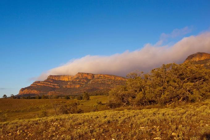 Đi bộ xuyên qua vườn quốc gia Ikara-Flinders Ranges, Australia Những cặp vợ chồng cá tính sẽ muốn một kỳ nghỉ tại khu bảo tồn Arkaba. Đây là vùng đất hẻo lánh ở Australia đặc trưng với những bụi cây thấp, với bán kính hơn 200 km về phía Bắc Adelaide thuộc miền Nam Australia. Từ đây, du khách bước vào chuyến đi ba ngày tại Arkaba. Hành trình sẽ xuyên qua Vườn quốc gia Ikara-Flinders Ranges. Hãy thử xem qua Wilpena Pound, vùng đất bằng phẳng được hình thành bởi 500 triệu năm xói mòn và tận hưởng những bài hát ru ban đêm từ vẹt, chim cổ vàng dưới trời sao. "Rất khó để hiểu hết về vùng đất rộng lớn Arkaba", ông Brendon Bevan, người quản lý chung của khu bảo tồn, nói. "Du khách được sống trong tự nhiên và tìm thấy chính mình trên chuyến đi tìm hiểu địa chất dài ngày". Ảnh: David Foster. Đi bộ xuyên qua vườn quốc gia Ikara-Flinders Ranges, Australia Những cặp vợ chồng cá tính sẽ muốn một kỳ nghỉ tại khu bảo tồn Arkaba. Đây là vùng đất hẻo lánh ở Australia đặc trưng với những bụi cây thấp, với bán kính hơn 200 km về phía Bắc Adelaide thuộc miền Nam Australia. Từ đây, du khách bước vào chuyến đi ba ngày tại Arkaba. Hành trình sẽ xuyên qua Vườn quốc gia Ikara-Flinders Ranges. Hãy thử xem qua Wilpena Pound, vùng đất bằng phẳng được hình thành bởi 500 triệu năm xói mòn và tận hưởng những bài hát ru ban đêm từ vẹt, chim cổ vàng dưới trời sao. "Rất khó để hiểu hết về vùng đất rộng lớn Arkaba", ông Brendon Bevan, người quản lý chung của khu bảo tồn, nói. "Du khách được sống trong tự nhiên và tìm thấy chính mình trên chuyến đi tìm hiểu địa chất dài ngày". Ảnh: David Foster.