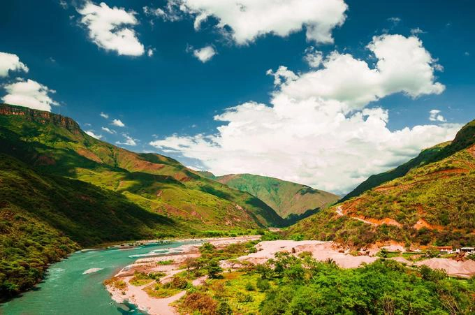 Đi bè trên sông Rapids ở Barichara, Colombia Chuyến đi đến Barichara, một thị trấn thuộc địa cũ nằm ở vùng Andes thuộc Colombia, là một hành trình quyến rũ. Khi sương mù buổi sáng tan trên mái nhà lát gạch đỏ của thị trấn, bạn hãy đi bộ đến Chicamocha, một trong những hẻm núi sâu nhất thế giới. Du khách đến đây có thể đi bè một đoạn dài gần 50 km qua ghềnh trên sông Chicamocha, bên tai là tiếng những con khỉ Howler giao tiếp với nhau trên vách đá. "Một số nét duyên dáng của Barichara không thể ghi lại trong tranh ảnh. Đó là sự pha trộn giữa âm thanh của những loài chim lạ, gà trống, tiếng chuông nhà thờ và mùi hương buổi sáng của những bông hoa nhiệt đới", Jennine Cohen, Giám đốc điều hành khu vực châu Mỹ của một hãng du lịch khai thác địa điểm này, chia sẻ. Ảnh: Ulf Huebner. Đi bè trên sông Rapids ở Barichara, Colombia Chuyến đi đến Barichara, một thị trấn thuộc địa cũ nằm ở vùng Andes thuộc Colombia, là một hành trình quyến rũ. Khi sương mù buổi sáng tan trên mái nhà lát gạch đỏ của thị trấn, bạn hãy đi bộ đến Chicamocha, một trong những hẻm núi sâu nhất thế giới. Du khách đến đây có thể đi bè một đoạn dài gần 50 km qua ghềnh trên sông Chicamocha, bên tai là tiếng những con khỉ Howler giao tiếp với nhau trên vách đá. "Một số nét duyên dáng của Barichara không thể ghi lại trong tranh ảnh. Đó là sự pha trộn giữa âm thanh của những loài chim lạ, gà trống, tiếng chuông nhà thờ và mùi hương buổi sáng của những bông hoa nhiệt đới", Jennine Cohen, Giám đốc điều hành khu vực châu Mỹ của một hãng du lịch khai thác địa điểm này, chia sẻ. Ảnh: Ulf Huebner.