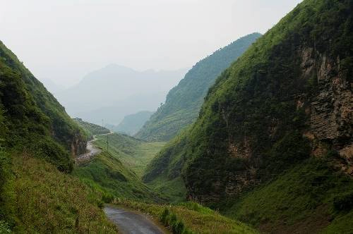 Vách núi đá trên đèo Thẩm Mã.