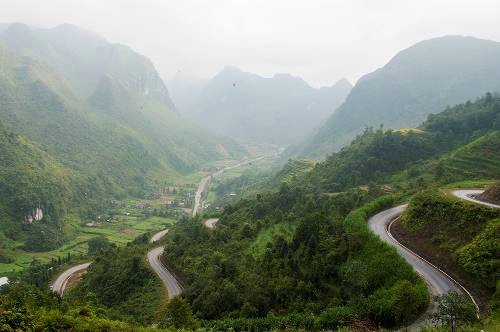 Con đèo Chín Khoanh dài và quanh co ở Phố Cáo. 