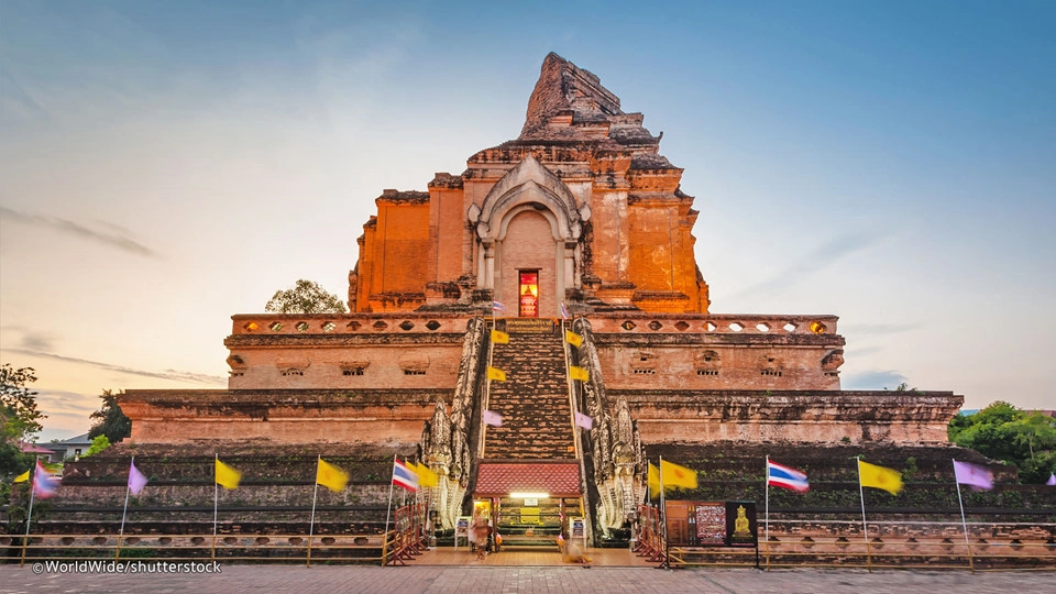 Thăm tường thành cổ: Khu thành cổ của Chiang Mai với những bức tường gạch, hào bảo vệ và pháo đài đem lại không khí xưa cũ. Tường thành đầu tiên được xây ở đây vào cuối thế kỷ 13, nhưng những pháo đài còn lại ngày nay là từ thế kỷ 18, được xây lại nhiều lần. Đây là nơi lý tưởng để bạn đi dạo dưới bóng cây và khám phá những bí mật thú vị. Ảnh: Shuttestock.