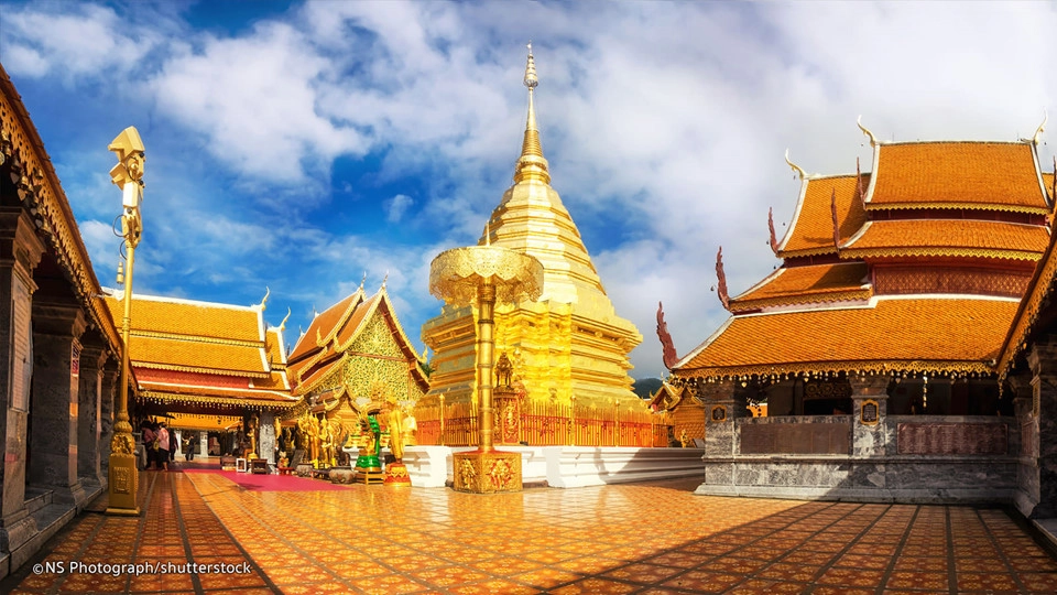 Thăm chùa vàng Wat Doi Suthep: Doi Suthep là ngọn núi cao hơn 1.000 m nằm phía tây Chiang Mai và là nơi tọa lạc của ngôi chùa linh thiêng Wat Doi Suthep. Từ đây, du khách có thể ngắm nhìn thành phố và thung lũng Ping phía dưới. Bạn có thể nghỉ đêm tại lều trong công viên quốc gia và đi leo núi ngắm cảnh. Ảnh: Shuttestock.