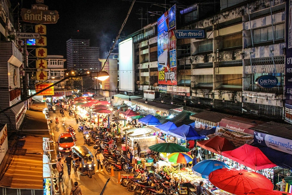 Đến đêm, các khu chợ là nơi lý tưởng để thử ẩm thực đường phố, như món cơm ăn cùng thịt hầm ở chợ đêm Chiang Phuak. Ngoài ra, đây còn là nơi buôn bán các mặt hàng thủ công mỹ nghệ địa phương, quà lưu niệm cho du khách. Ảnh: Vorkintheroad.