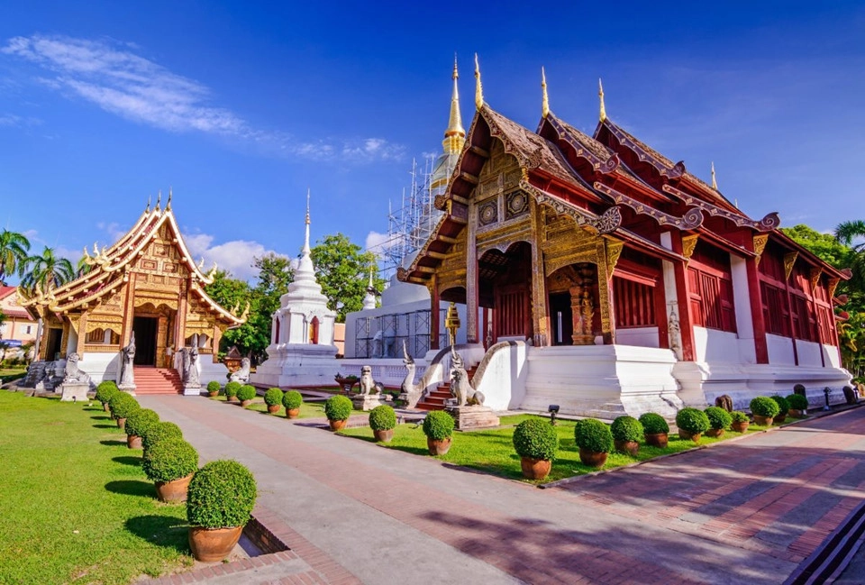 Thăm đền chùa: Chiang Mai và khu vực lân cận có khoảng 300 ngôi đền lớn nhỏ, với mái ngói nhiều màu, tượng chạm khắc ấn tượng theo chủ đề Phật giáo. Một số ngôi đền được du khách yêu thích như Wat Phra Singh và Wat Chedi Luang có kiến trúc độc đáo. Ngoài ra, những ngôi đền nhỏ hơn cũng có nhiều điều thú vị cho du khách khám phá. Ảnh: Travel141.