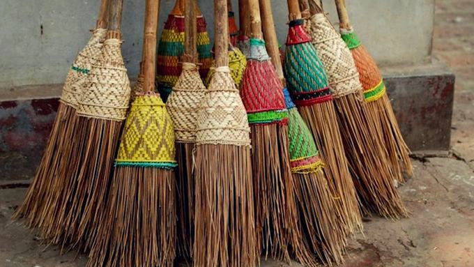 Na Uy: Giấu chổi  Vào đêm Giáng sinh, người dân Na Uy phải cất chổi của mình đi. Theo truyền thuyết, những phù thủy độc ác có thể đến và trộm những cây chổi này nếu chúng để ở ngoài. Ảnh: Daily Social.