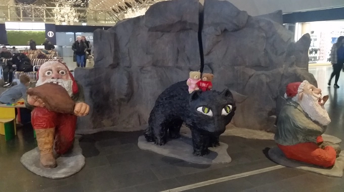 Iceland: Nỗi sợ mèo Yule  Trong truyền thuyết, Yule là một con mèo lớn và hung ác, ẩn nấp trong tuyết. Đứa trẻ không được nhận quần áo mới trong đêm Giáng sinh sẽ bị mèo Yule nuốt chửng. Những người nông dân Iceland kể câu chuyện để khích lệ việc sản xuất len vào mùa thu trước Giáng sinh. Theo đó, ai tham gia công việc sẽ được thưởng quần áo mới. Người nào không được nhận gì sẽ bị con mèo quái dị đó bắt đi. Ảnh: Puffles and honey adventures.