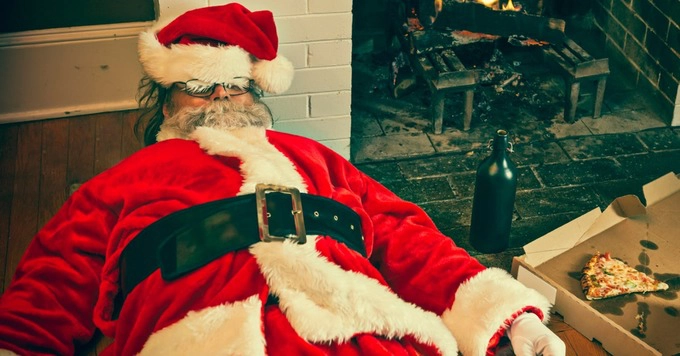Mỹ: Những ông già Noel say xỉn  Thay vì tay trong tay tận hưởng kỳ nghỉ, nhiều người đã nảy ra ý tưởng SantaCon và truyền thống này đã được thực hiện qua nhiều năm. Mọi người từ khắp nơi trên thế giới sẽ đổ xô về thành phố New York, mặc trang phục Giáng sinh như yêu tinh, ông già Noel, người tuyết và tham gia uống rượu. Cuộc nhậu nhẹt thường bắt đầu trước 8h nên nhiều ông già Noel sẽ phải bò trên đường vào giữa chiều. Ảnh: ShortList.