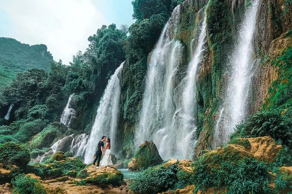 Đoạn đường từ thành phố đến thác thực sự rất đẹp. Càng gần thác, nhiệt độ càng giảm xuống, không gian thêm mát mẻ, trong lành giữa khung cảnh núi non trập trùng, những ngọn đồi phủ kín cây xanh. Nếu tay lái vững, bạn nên đi xe máy để cảm nhận rõ hơn trải nghiệm thích thú này. Đoạn đường hơi quanh co nhưng khá dễ đi, vắng người, thi thoảng mới có một chiếc xe chở hàng.