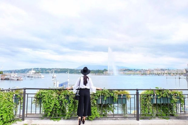 Hiện nay, có rất nhiều hãng hàng không nổi tiếng cung cấp đường bay tới Thụy Sĩ, bạn có thể tham khảo như: Air France, Qatar, British, Thai Airways, Vietnam Airlines… hay chính các hãng hàng không của Thụy Sỹ là Edelweiss. Tuy nhiên, chưa có hãng hàng không nào khai thác đường bay thẳng Việt Nam - Thụy Sỹ vì vậy bạn bắt buộc phải thực hiện các chuyến bay trung chuyển qua 1 vài điểm dừng như Doha, Abu Dhabi, Hong Kong… Hiện nay, có rất nhiều hãng hàng không nổi tiếng cung cấp đường bay tới Thụy Sĩ, bạn có thể tham khảo như: Air France, Qatar, British, Thai Airways, Vietnam Airlines… hay chính các hãng hàng không của Thụy Sỹ là Edelweiss. Tuy nhiên, chưa có hãng hàng không nào khai thác đường bay thẳng Việt Nam - Thụy Sỹ vì vậy bạn bắt buộc phải thực hiện các chuyến bay trung chuyển qua 1 vài điểm dừng như Doha, Abu Dhabi, Hong Kong…