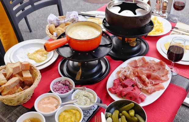 Ẩm thực Thụy Sĩ đa dạng bởi sự pha trộn của nhiều quốc gia khác nhau trong khu vực. Phần nhiều, các món ăn Thụy Sĩ thường mang hướng ẩm thực Tây Âu, một số món ăn đặc sắc phải kể đến: bánh mì thịt nguội, mì ống, bánh khoai tây, rau củ và salad Ẩm thực Thụy Sĩ đa dạng bởi sự pha trộn của nhiều quốc gia khác nhau trong khu vực. Phần nhiều, các món ăn Thụy Sĩ thường mang hướng ẩm thực Tây Âu, một số món ăn đặc sắc phải kể đến: bánh mì thịt nguội, mì ống, bánh khoai tây, rau củ và salad