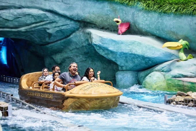 Ngoài công viên này, du khách có thể tham quan công viên giải trí Ferrari World, nơi có đường đua công thức một nổi tiếng ở Abu Dhabi, trung tâm mua sắm rộng lớn và một công viên nước.
