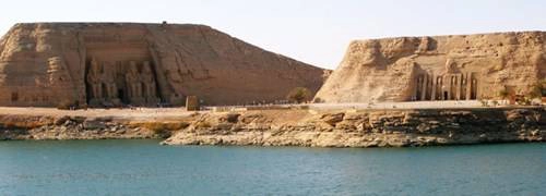 Abu Simbel trong ngọn núi nhân tạo