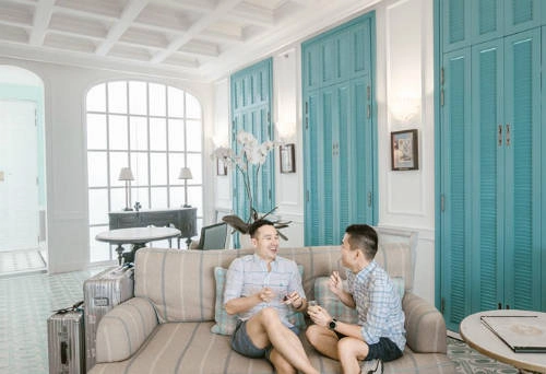  Adrian Anh Tuấn và Sơn Đoàn được người hâm mộ yêu quý không chỉ vì tình yêu lãng mạn mà còn bởi những chuyến du lịch trong mơ. Cặp đôi có sở thích cùng nhau đi du lịch và họ thường chia sẻ các kinh nghiệm lý thú trên trang blog cá nhân. Chuyến đi gần nhất của họ là Phú Quốc. Adrian và Sơn Đoàn đã bật mí cho độc giả danh sách các món ăn "chưa ăn chưa về" nổi tiếng nhất ở hòn đảo ngọc.