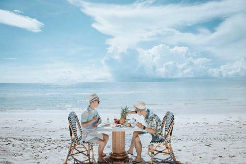 Ngoài ẩm thực, đôi tình nhân còn chia sẻ nhiều hình ảnh lãng mạn như thưởng thức bữa ăn trên bãi biển lộng gió hay cùng nhau chèo thuyền, nằm thảnh thơi tận hưởng khoảng thời gian thư thái, ngọt ngào.