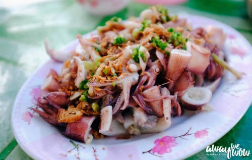 Đầu tiên là món mực trứng hấp ở hòn Mây Rút. Hòn đảo có duy nhất một nhà hàng mái lá, đơn sơ nhưng lại có bè nuôi hải sản cách bờ biển không xa. "Trong hình là mực do chính tay Adrian và Sơn vớt lên từ bè nuôi, tươi roi rói, mắt còn xanh, đổi màu và được mang vào để nhà hàng để chế biến. Do tươi nên thịt mực rất ngọt, độ dai vừa phải, đã gì đâu", nhà thiết kế chia sẻ.