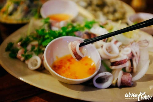 Nếu không có thời gian ra hòn Mây Rút ăn mực hấp thì bạn có thể ghé đến quán Ra Khơi (131 đường 30/4, Dương Đông, Phú Quốc) để được thưởng thức vị ngọt ngào của mực hấp tươi. Tuy không phải mực trứng nhưng cũng ngon không kém. Đây là một trong những nhà hàng hải sản lớn và đông khách nhất tại Phú Quốc. Hải sản ở đây được nuôi trong bể và phục vụ ngay khi khách chọn xong. Tuy giá cả cũng không mềm lắm, nhưng bù lại hương vị tươi ngon cũng đủ chiều lòng thực khách tứ phương.