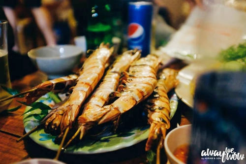 Bạn cũng có thể gọi vài con tôm nướng. Tôm ở đây to, chắc, thịt ngọt, lột vỏ rồi phần thịt vẫn còn rất nhiều. Mỗi người vài con là no lưng lửng.