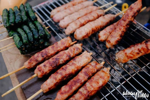 Adrian cho biết: "Đến Phú Quốc, bạn nhất định phải ghé Dinh Cậu đón hoàng hôn. Mà hoàng hôn xuống thì bụng dạ cũng sẽ réo theo. Rất may là ở đây có các món ăn vặt bán dọc hai bên đường, như nem nướng nóng hổi, ăn liền tại chỗ".