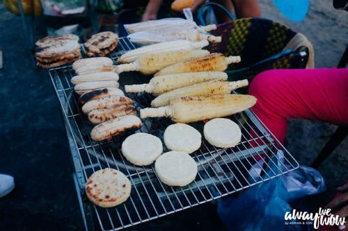 Ra tới bãi biển Dinh Cậu, có một món bạn không thể không ăn, đó là chuối nướng mỡ hành. Chuối nướng nóng hổi, chấm với miếng mỡ hành được nêm nếm vừa tay mà Adrian ví rằng "hoàng hôn có đẹp tới đâu cũng không thể thiếu chuối nướng".